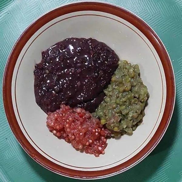 Siapkan mangkok, kemudian masukkan bubur ketan hitam, bubur kacang hijau, dan bubur sagu mutiara .