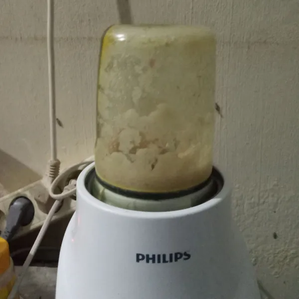 Blender semua bahan bumbu halus.