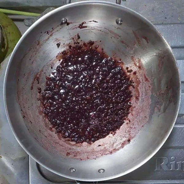 Buat bubur beras ketan hitam, lalu tambahkan gula pasir dan air. Masak sampai matang, angkat, kemudian sisihkan.