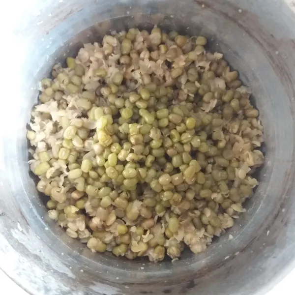 Didihkan air, rebus kacang hijau dalam panci tertutup sekitar 5 menit. Matikan kompor, diamkan sekitar 30 menit, rebus lagi selama 7 menit, tiriskan, lalu haluskan.
