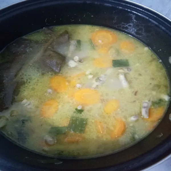 Masukkan semua bumbu ke dalam sup, tambahkan wortel dan kentang, masak sampai matang. Cicipi rasanya dan siap di hidangkan.