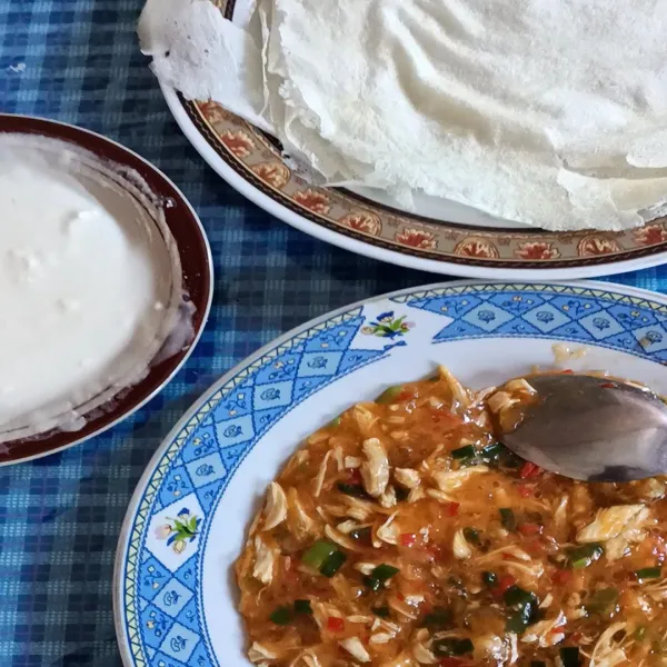 Siapkan kulit lumpia dan tepung terigu cair sebagai perekat.