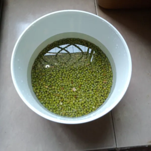 Rendam kacang hijau kurang lebih 1 jam sampai kacang sedikitmengembang