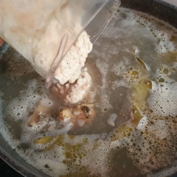 Terakhir, blender kacang tanah sampai halus kemudian masukkan ke dalam kuah coto. Masak hingga mendidih, matikan api dan sajikan.