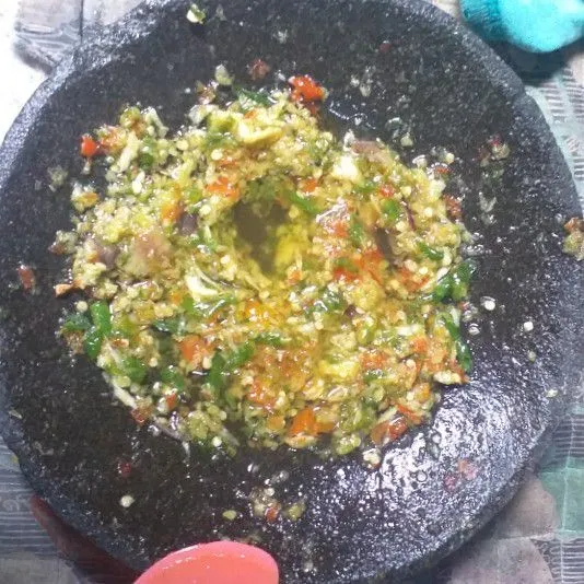 Tambahkan minyak panas, lalu aduk.