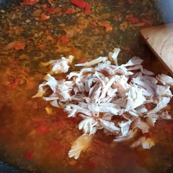 Masukkan ayam yang telah direbus, lalu di suwir.