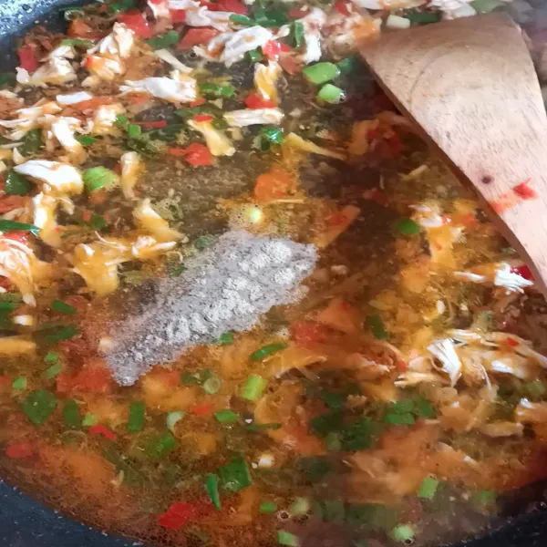 Tambahkan garam, penyedap rasa, gula dan merica bubuk.