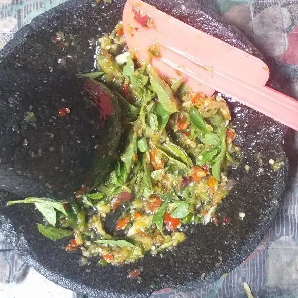 Tambahkan daun kemangi, kemudian aduk dan cek rasa.