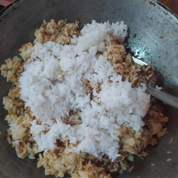 Masukkan nasi secara bertahap sambil di aduk rata.