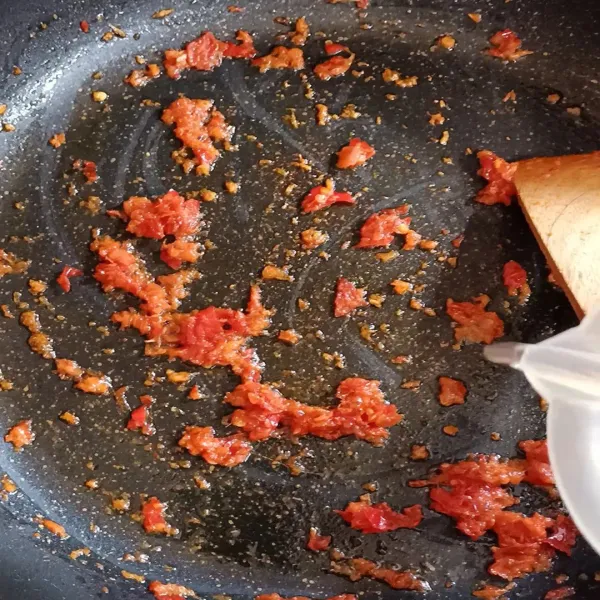 Tumis bumbu halus dan masukkan 250 ml air.