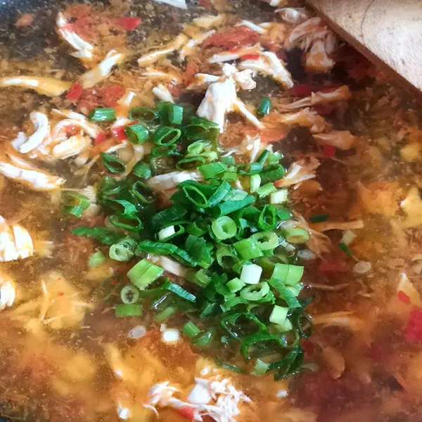 Tambahkan daun bawang.