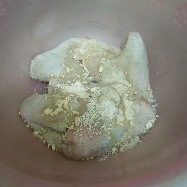Tambahkan garam, kaldu jamur, bawang putih bubuk dan merica bubuk, aduk rata.