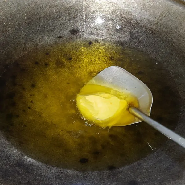 Panaskan banyak minyak dalam wajan, lalu tambahkan 2 sdm mentega. Aduk-aduk hingga menteganya mencair.