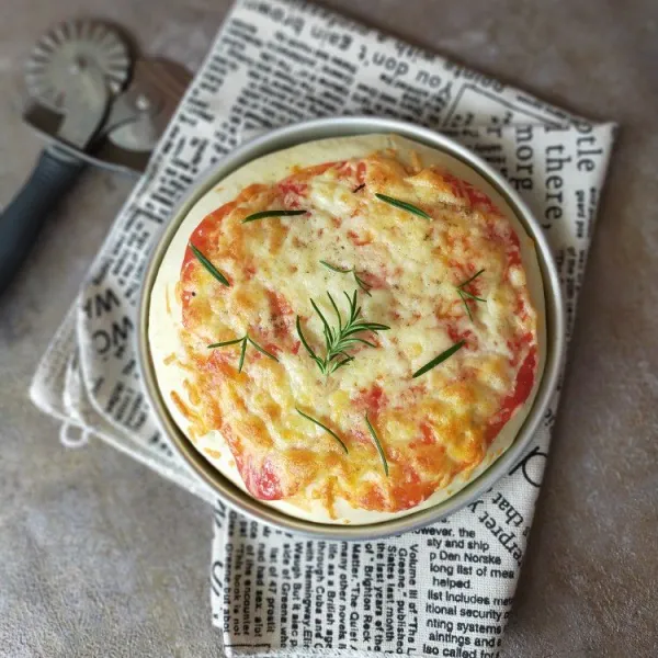 Sajikan selagi masih hangat dengan topping daun rosemary fresh.