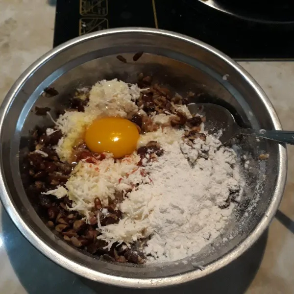 Tambahkan garam, bawang putih halus, irisan cabe, kaldu bubuk dan telur, aduk sampai rata.