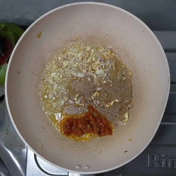 Panaskan minyak, tumis bawang merah dan bawang putih sampai harum, lalu masukkan sambal bawang.