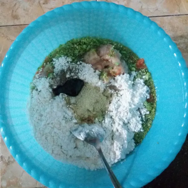 Dalam wadah campurkan daging ayam, wortel, brokoli, bawang putih, saus tiram, kaldu bubuk, garam, lada bubuk dan telur.