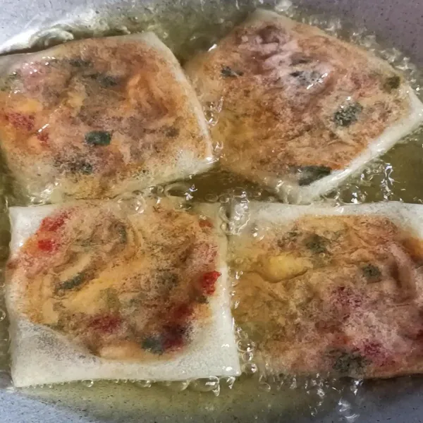 Goreng dengan api sedang sampai berwarna kuning keemasan.
Angkat dan sajikan.