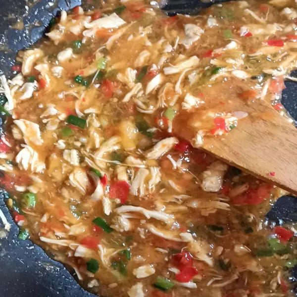 Aduk hingga tepung tapioka tercampur air.