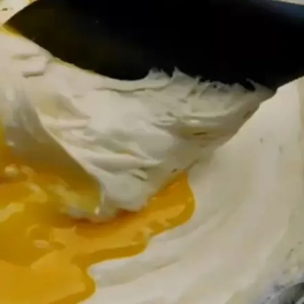 Masukkan mentega hingga tercampur.