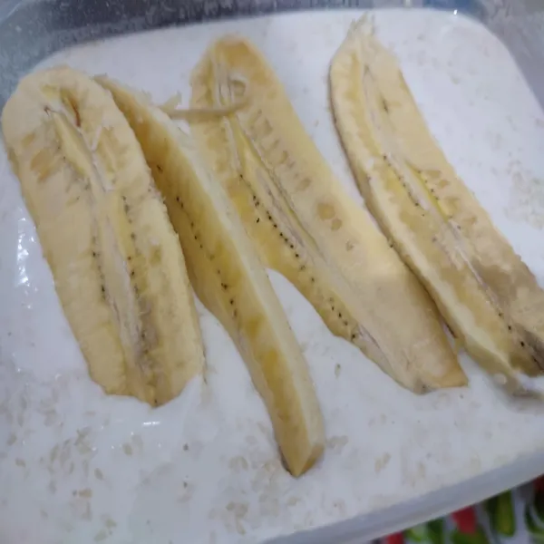 Celupkan pisang ke dalam adonan basah, balurkan hingga merata.