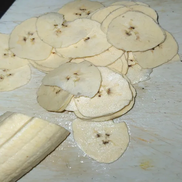 Kemudian iris pisang tipis-tipis.
