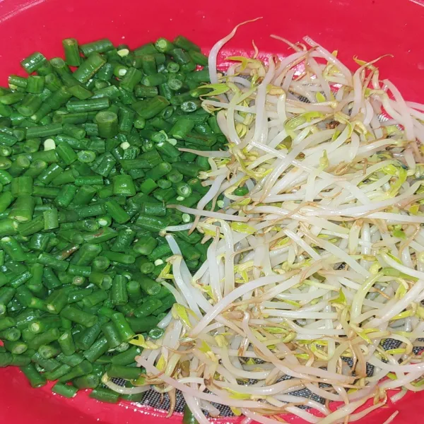 Rebus kacang panjang dan tauge hingga matang, tiriskan.