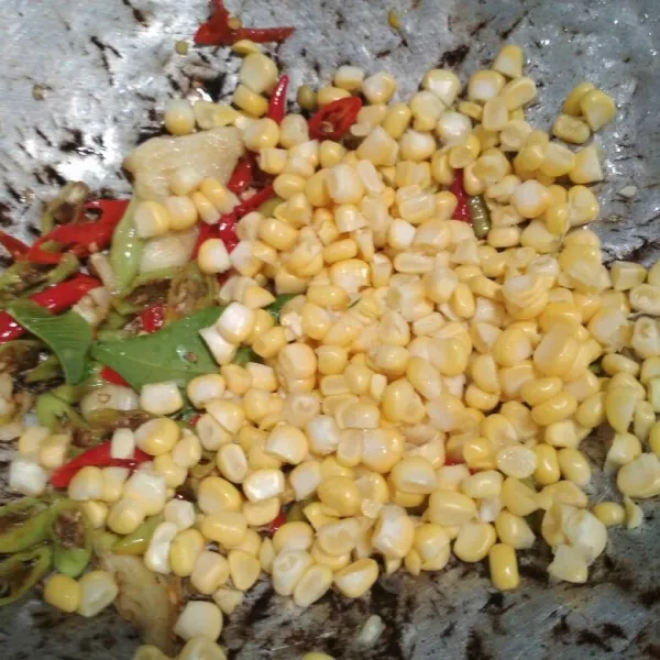 Masukkan jagung manis yang sudah di sisir, aduk hingga berubah warna. Tambahkan air, kaldu bubuk, lada bubuk, gula dan garam, aduk rata masak hingga kuah mendidih dan cicipi rasanya.