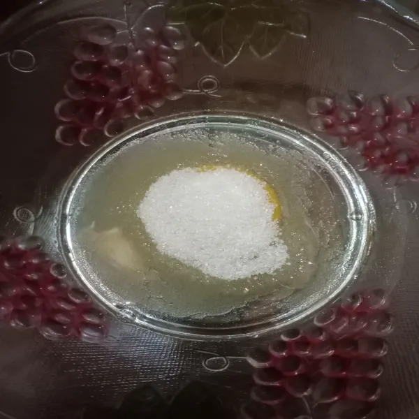 Kocok telur dan gula menggunakan spatula ataupun mixer, hingga putih berbusa.