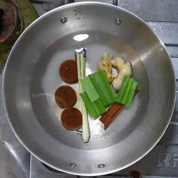 Masak sampai mendidih dan gula larut.