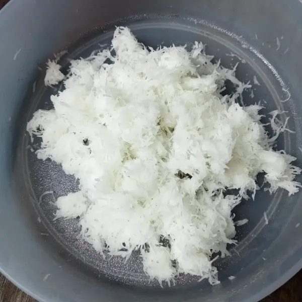 Siapkan bahan topping, kukus kelapa parut dan garam selama 10 menit, sisihkan.
