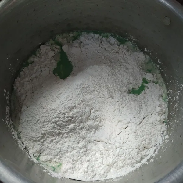 Setelah santan dingin tambahkan pasta pandan secukupnya, lalu tambahkan tepung beras dan tapioka aduk rata.