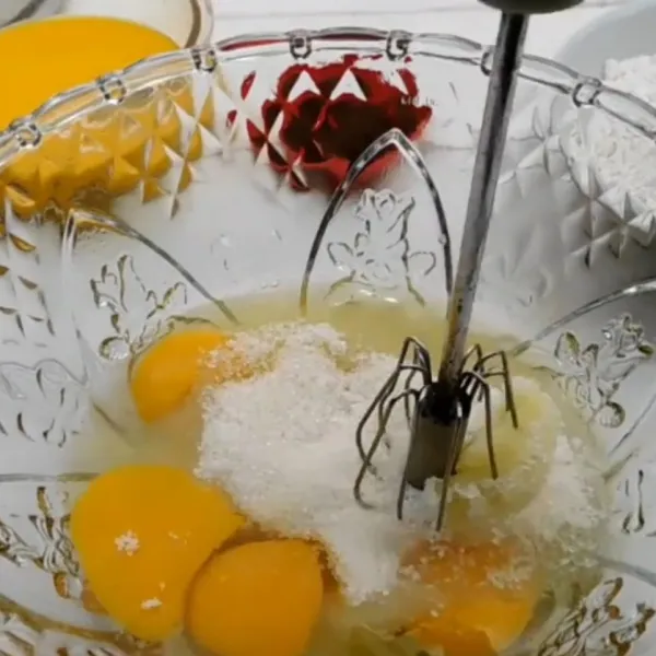 Campurkan telur, gula, dan sp hingga mengembang. Kemudian, masukkan vanili dan garam.
