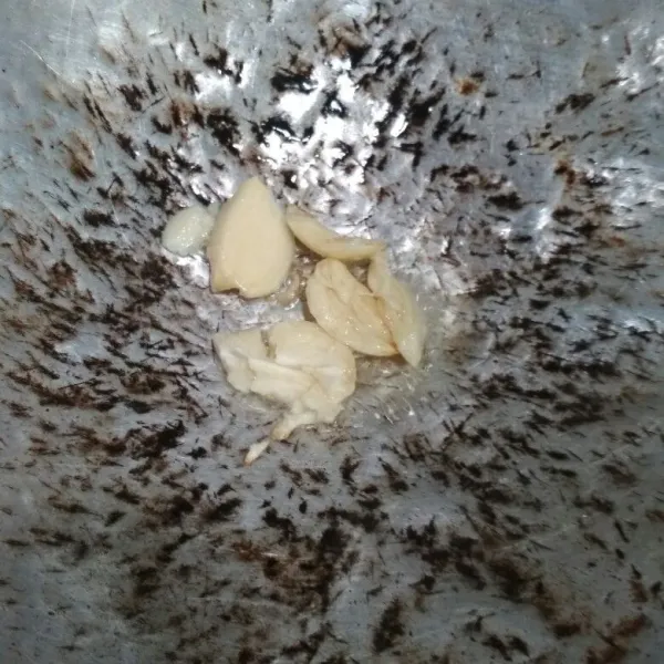 Panaskan minyak, tumis bawang putih yang di geprek hingga harum.