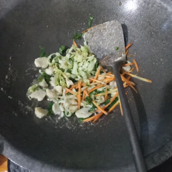 Masukkan bakso dan sayuran, beri 3 sdm air. Masak hingga sayuran layu.