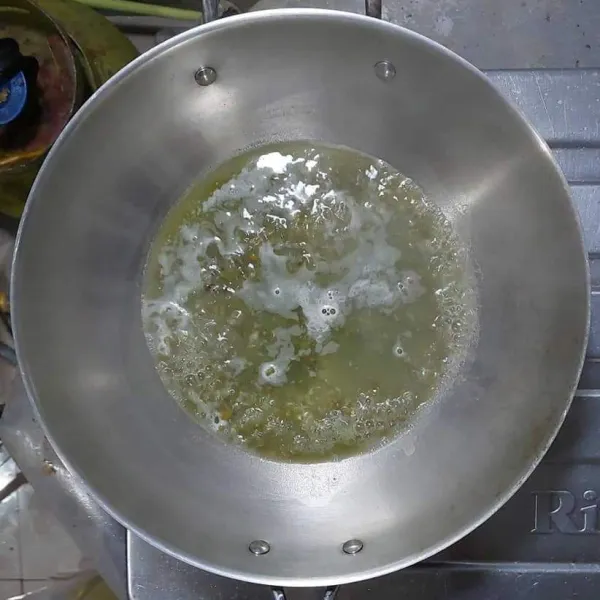 Buat bubur kacang hijau, tambahkan air, masak sampai matang, angkat dan sisihkan.