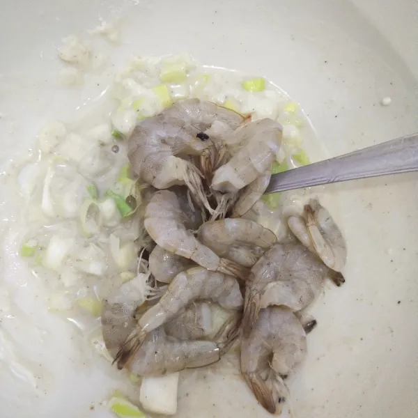 Kemudian, masukkan udang yang sudah di bersihkan. Lalu aduk hingga rata.