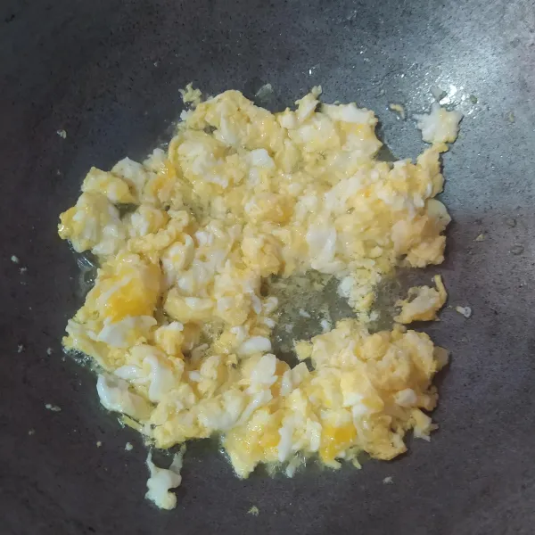 Panaskan minyak secukupnya, lalu pecahkan telur, buat orak-arik. Setelah matang, sisihkan.
