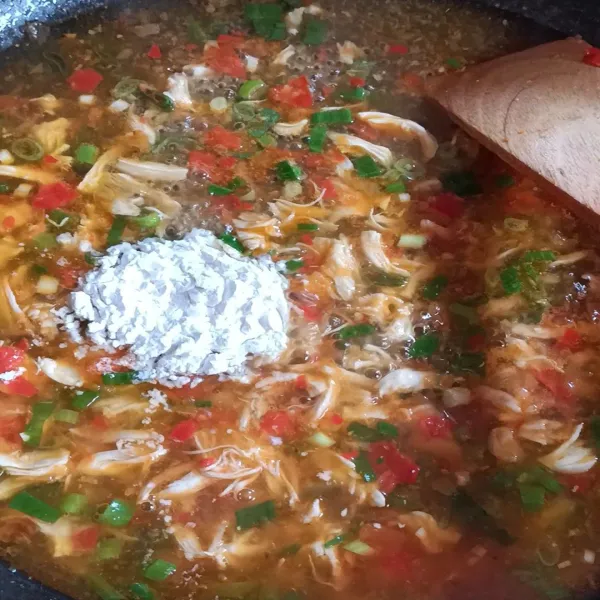 Masukkan 3 sdm tepung tapioka.