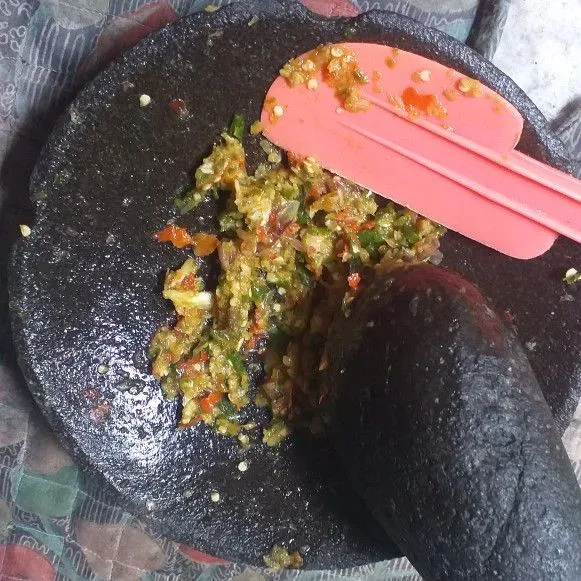 Ulek kasar bawang merah, bawang putih, cabai, garam, dan kaldu jamur.