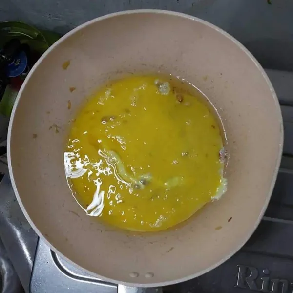 Panaskan minyak, kemudian masukkan kocokan telur.