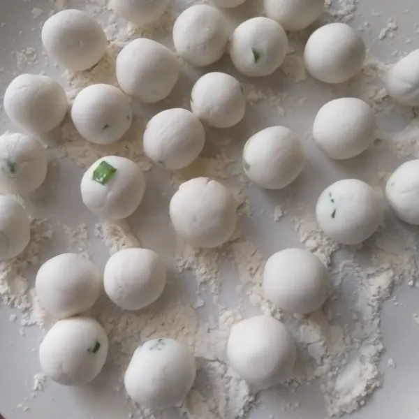 Ambil adonan kemudian bulat-bulatkan.