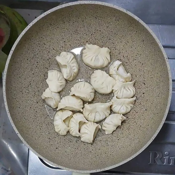 Lipat dan bentuk seperti pangsit atau sesuai selera, kemudian masukkan ke dalam panci.