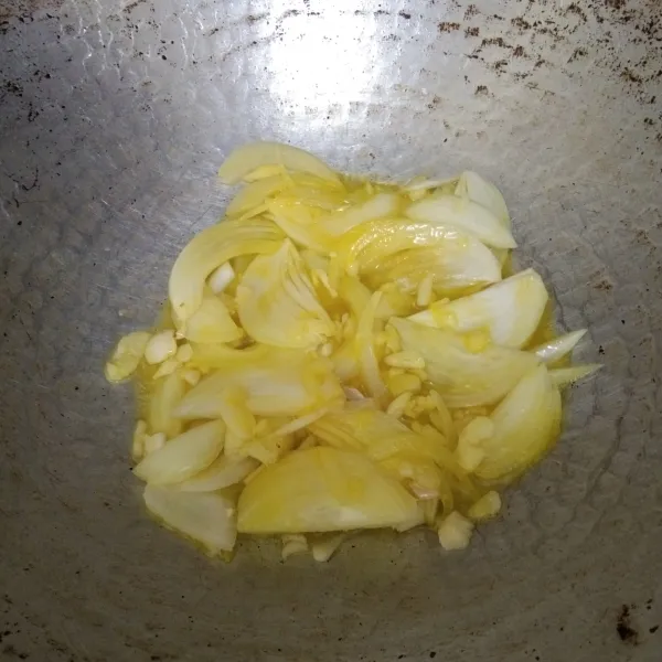 Panaskan margarin, tumis irisan bawang bombay dan bawang putih hingga harum.
