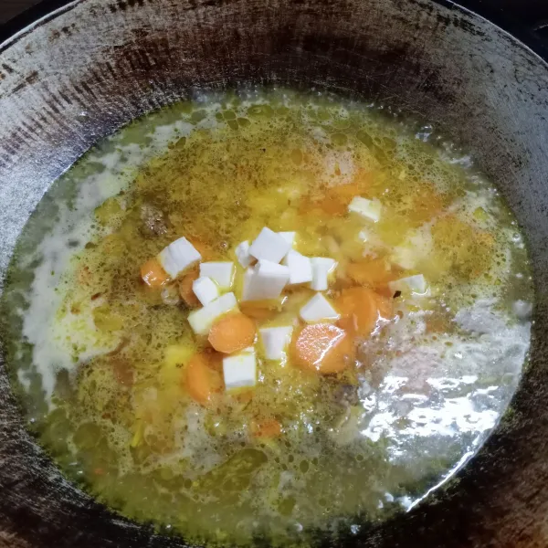 Masukkan wortel dan singkong, masak sampai empuk.