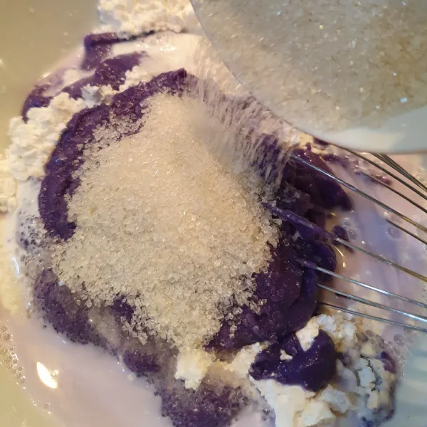 Campurkan semua bahan lainnya, aduk rata.