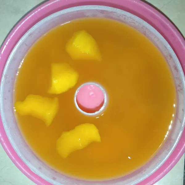 Panaskan agar-agar lalu tuangkan perlahan-lahan dan biarkan hingga set. Jika tidak hati-hati mangga akan naik ke atas.