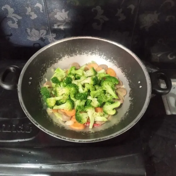 Masukkan brokoli, lalu matikan api