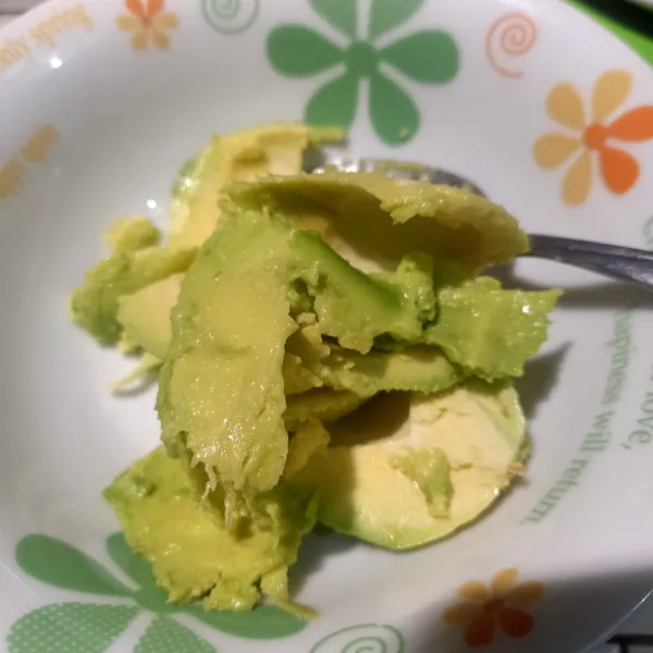 Lalu, ambil daging buah alpukat ke dalam mangkuk.