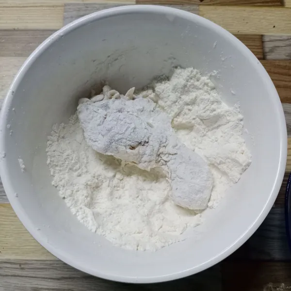 Kemudian gulingkan dalam tepung kering sambil ditekan dan dicubit-cubit.